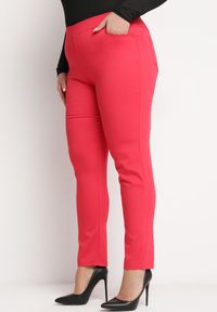 Born2be - Czerwone Spodnie Regular z Elastyczną Talią i Wsuwanymi Kieszonkami Astridda. Okazja: na co dzień. Kolekcja: plus size. Kolor: czerwony. Styl: casual #1