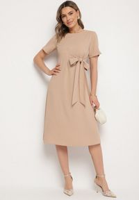 Born2be - Beżowa Sukienka Vices o Rozkloszowanym Kroju z Ozdobnym Wiązaniem Ellis. Okazja: na co dzień, na imprezę. Kolor: beżowy. Materiał: skóra, jeans. Długość rękawa: krótki rękaw. Styl: klasyczny, casual #6