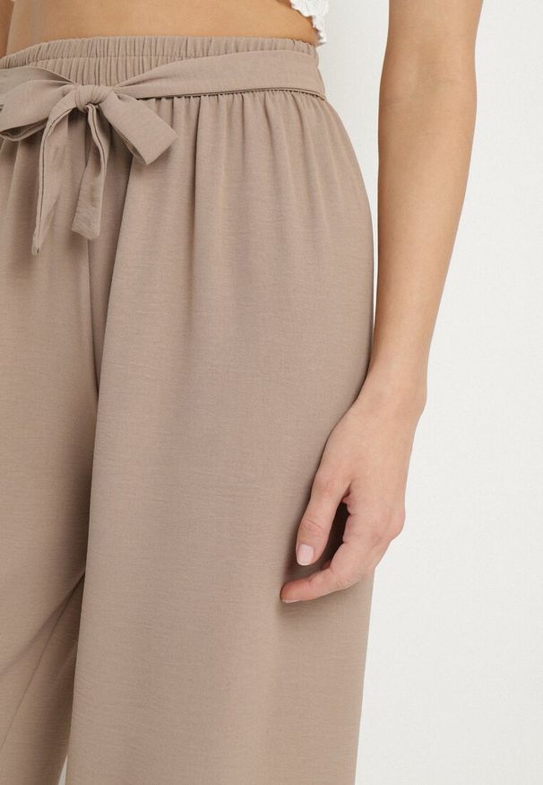 Born2be - Ciemnobeżowe Spodnie o Szerokim Kroju z Wysokim Stanem i Wiązaniem w Talii Reithessa. Okazja: na co dzień. Stan: podwyższony. Kolor: beżowy. Styl: casual, elegancki