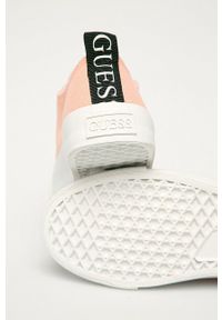 Guess - Tenisówki. Nosek buta: okrągły. Zapięcie: sznurówki. Kolor: różowy. Materiał: guma