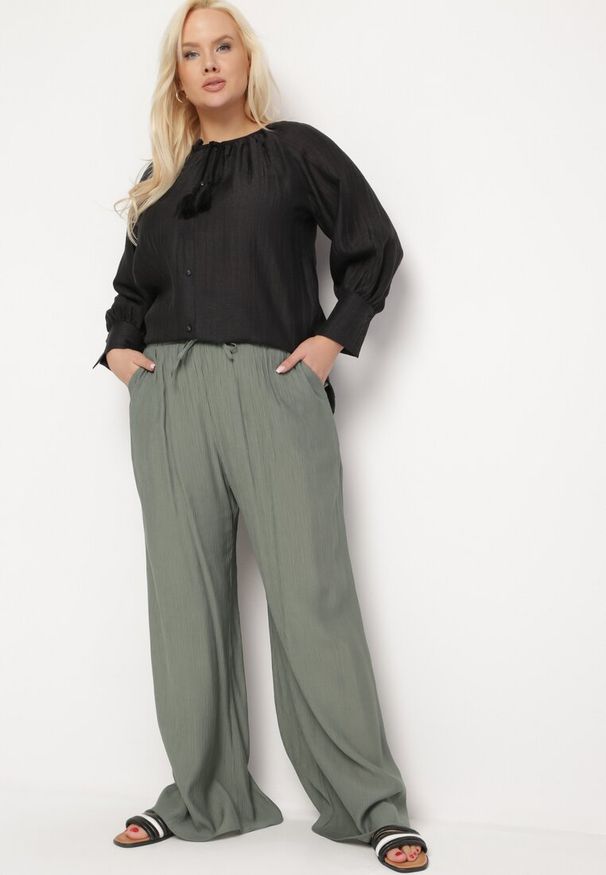 Born2be - Ciemnozielone Szerokie Spodnie z Wiskozy z Kieszeniami Rowalle. Kolor: zielony. Materiał: wiskoza. Styl: elegancki