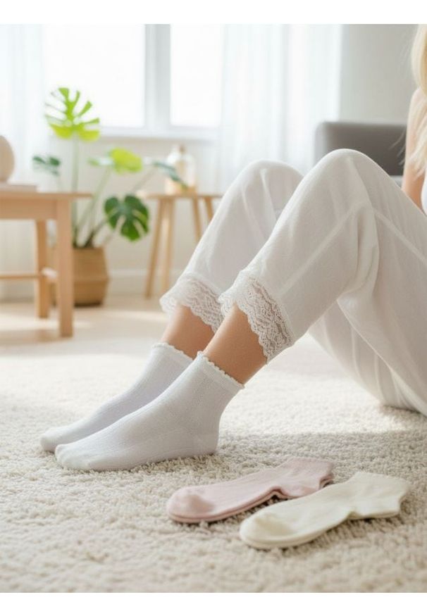 Sinsay - Zestaw krótkich prążkowanych skarpetek z falbanką 3 pack - wielobarwny. Materiał: prążkowany