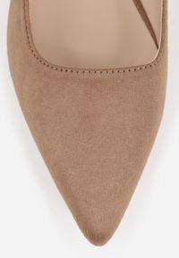 Born2be - Ciemnobeżowe Sandały z Imitacji Zamszu z Noskiem w Szpic Silevelira. Okazja: na co dzień. Zapięcie: sprzączka. Kolor: beżowy. Materiał: zamsz. Styl: elegancki, casual #4