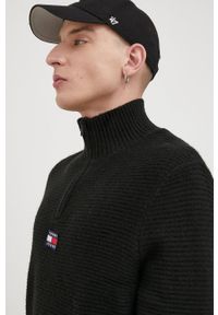 Tommy Jeans Sweter DM0DM12203.PPYY męski kolor czarny ciepły. Okazja: na co dzień. Kolor: czarny. Materiał: dzianina. Długość rękawa: długi rękaw. Długość: krótkie. Wzór: aplikacja. Styl: casual #3