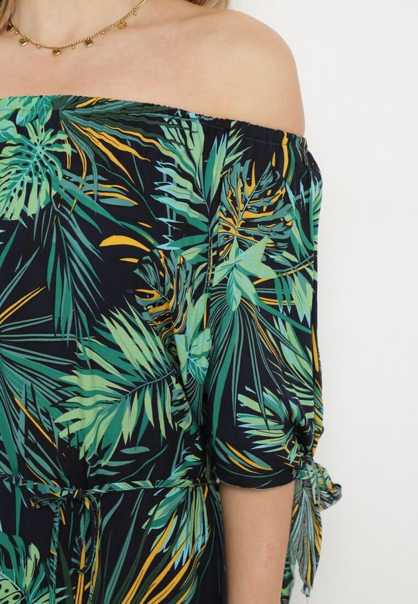 Born2be - Granatowo-Zielona Hiszpanka Sukienka z Bawełny z Paskiem i Wiązaniem przy Rękawach Celintia. Typ kołnierza: dekolt hiszpanka. Kolor: niebieski. Materiał: bawełna. Sezon: lato