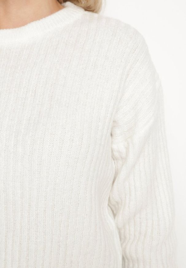 Born2be - Jasnobeżowy Sweter o Pudełkowym Kroju z Prążkowanym Tłoczeniem Omelis. Okazja: na co dzień. Kolor: beżowy. Materiał: prążkowany. Długość rękawa: długi rękaw. Długość: długie. Styl: casual, elegancki