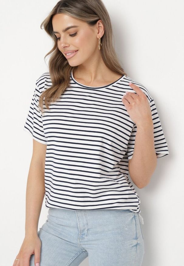 Born2be - Biało-Granatowy T-shirt Bawełniany w Paski z Ozdobną Koronką Priscaia. Kolor: biały. Materiał: bawełna, koronka. Wzór: paski, koronka. Sezon: lato