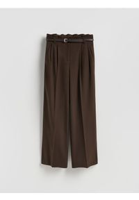 Reserved - Spodnie z paskiem - ciemnobrązowy. Kolor: brązowy. Materiał: wiskoza, tkanina #1
