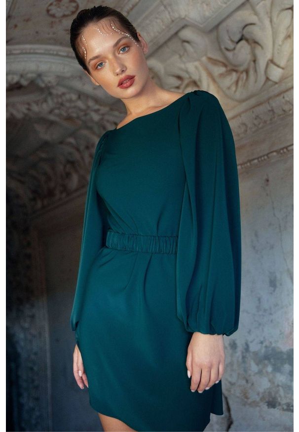 Makover - Elegancka sukienka mini z dekoltem na plecach. Materiał: elastan, guma. Styl: elegancki. Długość: mini