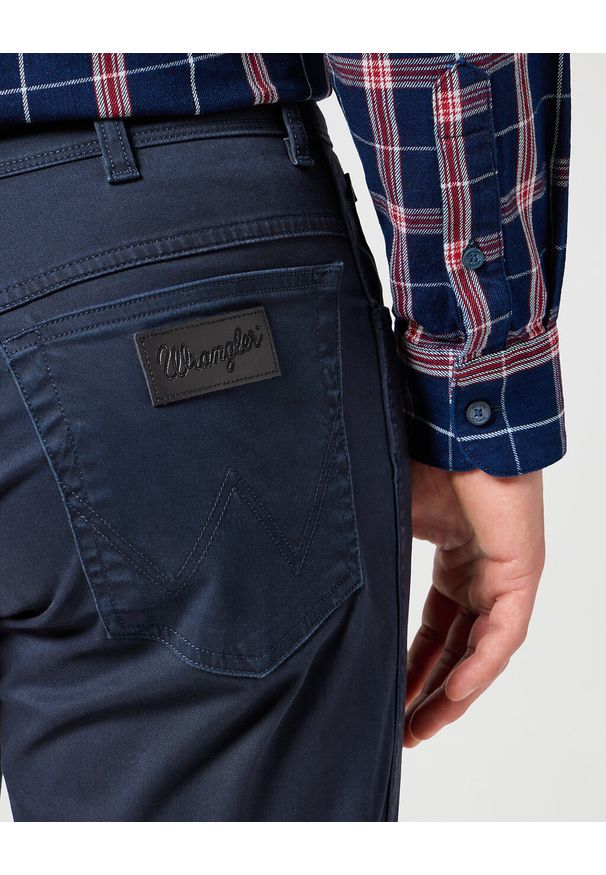 Wrangler - WRANGLER MĘSKIE SPODNIE MATERIAŁOWE TEXAS DARK NAVY 112356791 W121012239