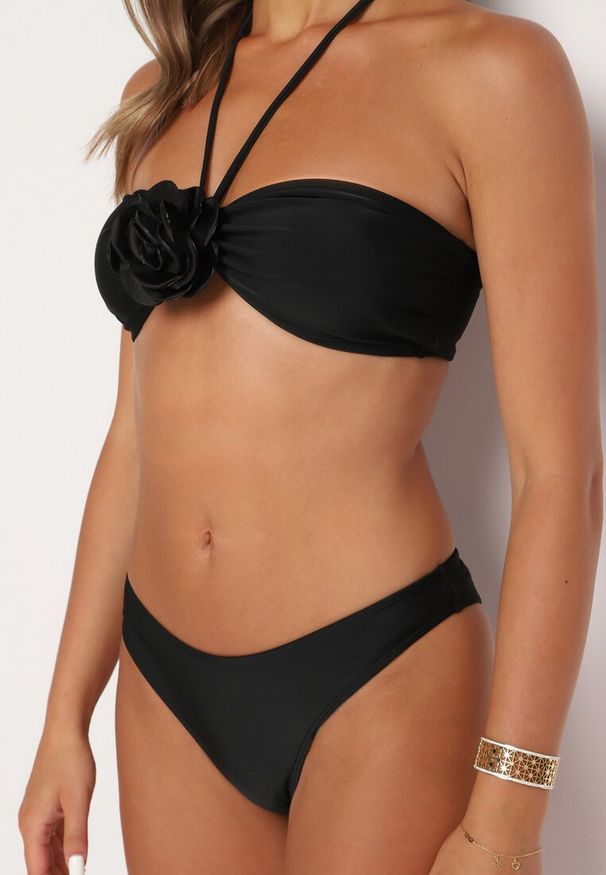Born2be - Czarne Bikini Góra z Paskami na Szyję i Kwiatami 3D z Dodatkową Spódniczką Renzi. Kolor: czarny. Wzór: kwiaty