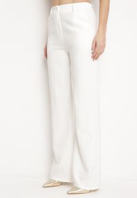 Born2be - Białe Spodnie Garniturowe z Wyższym Stanem i Kieszeniami Zeprra. Stan: podwyższony. Kolor: biały. Styl: elegancki