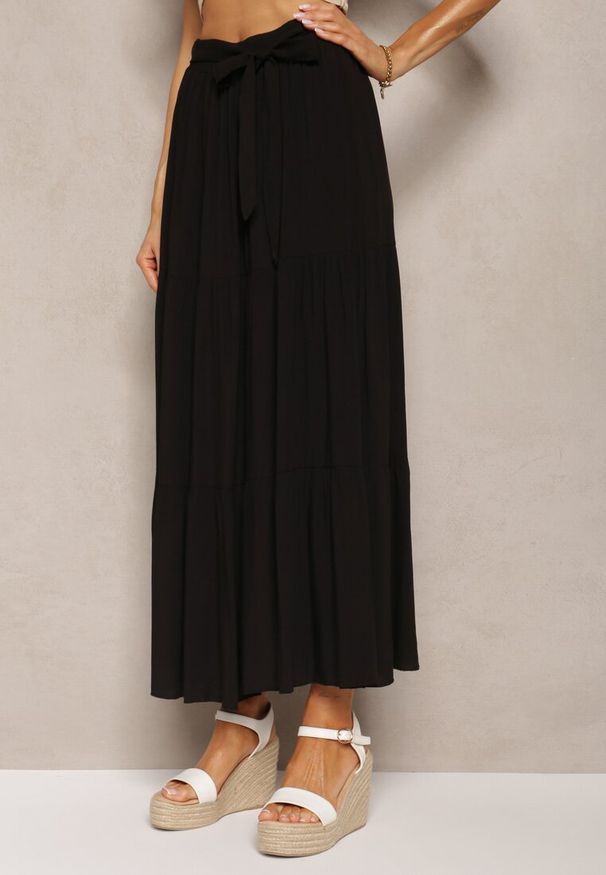 Renee - Czarna Rozkloszowana Spódnica Maxi z Wiskozy z Materiałowymi Paskami Wintelis. Okazja: do pracy. Kolor: czarny. Materiał: materiał, wiskoza. Wzór: paski. Styl: elegancki