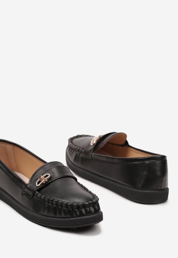 Born2be - Czarne Płaskie Mokasyny ze Skórzaną Wkładką i Metalową Aplikacją Floerina. Kolor: czarny. Materiał: skóra. Wzór: aplikacja. Styl: elegancki