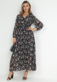 Born2be - Czarna Sukienka Maxi z Gumką w Talii i Plisowanym Dółem Danora. Typ kołnierza: dekolt kopertowy. Kolor: czarny. Długość rękawa: długi rękaw. Typ sukienki: kopertowe. Długość: maxi #3