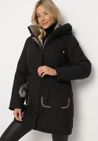 Born2be - Czarna Kurtka Parka z Kapturem i Ozdobną Zawieszką Ściągana w Pasie Zerilie. Okazja: na co dzień, na spacer. Typ kołnierza: kaptur. Kolor: czarny. Materiał: jeans. Styl: klasyczny, casual, elegancki #7