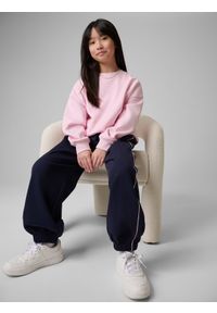 4f - 4F Bluza dresowa loose bez kaptura dziewczęca - różowa 122/128 (6-8 lat). Okazja: na co dzień, do domu, na spacer, na uczelnię. Typ kołnierza: bez kaptura. Kolor: różowy. Materiał: dresówka. Sezon: lato. Styl: casual #1