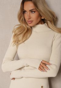 Renee - Jasnobeżowa Prążkowana Sukienka z Modalem i Wiskozą Ozdobiona Guzikami i Rozcięciem na Nogę emilina. Okazja: na spotkanie biznesowe. Kolor: beżowy. Materiał: wiskoza, prążkowany. Wzór: aplikacja. Styl: elegancki, wizytowy, biznesowy #5