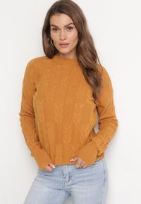 Born2be - Brązowy Sweter o Warkoczowym Splocie z Okrągłym Dekoltem Selinera. Kolor: brązowy. Materiał: dzianina. Wzór: ze splotem. Styl: klasyczny #3