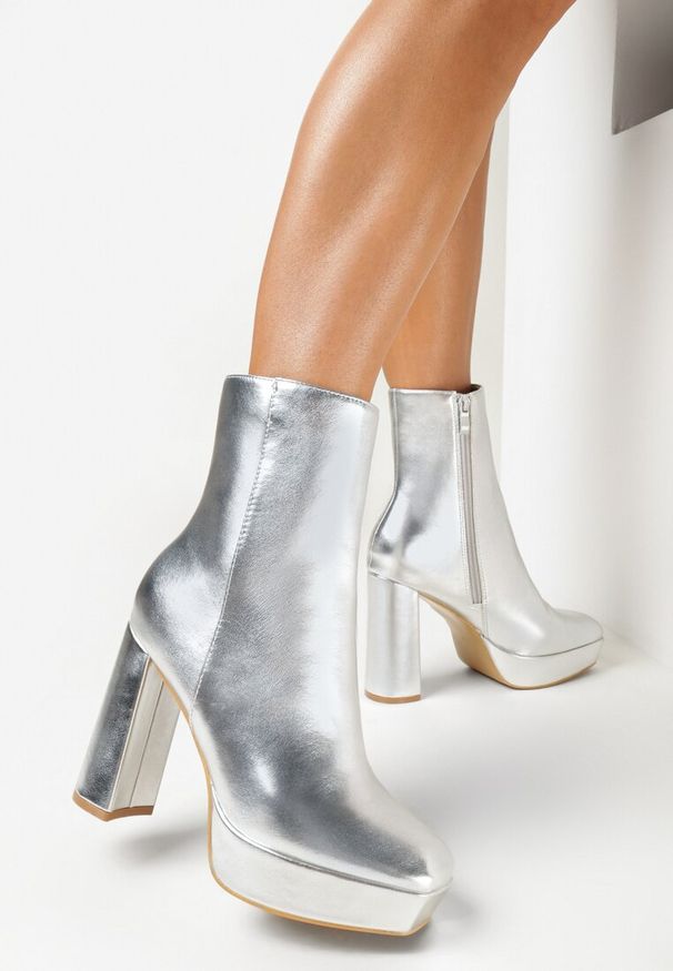 Born2be - Srebrne Botki na Obcasie i Platformie z Kwadratowym Noskiem Epmiona. Zapięcie: zamek. Kolor: srebrny. Obcas: na obcasie. Wysokość obcasa: wysoki