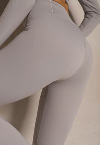 Renee - Jasnoszare Basicowe Legginsy High Waist Tofelia. Okazja: na co dzień. Stan: podwyższony. Kolor: szary. Styl: klasyczny, casual