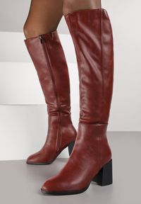 Renee - Bordowe Kozaki Vices na Słupku z Przeszyciami Codvira. Okazja: na co dzień. Kolor: czerwony. Materiał: jeans. Obcas: na słupku. Styl: klasyczny, street, casual, elegancki