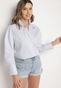 Born2be - Niebieska Bawełniana Koszula Oversize w Prążki Zdobiona Metaliczną Nicią Paserella. Okazja: na co dzień. Typ kołnierza: kołnierzyk klasyczny. Kolor: niebieski. Materiał: bawełna. Długość rękawa: długi rękaw. Długość: długie. Wzór: prążki, aplikacja. Styl: klasyczny, casual, elegancki #5