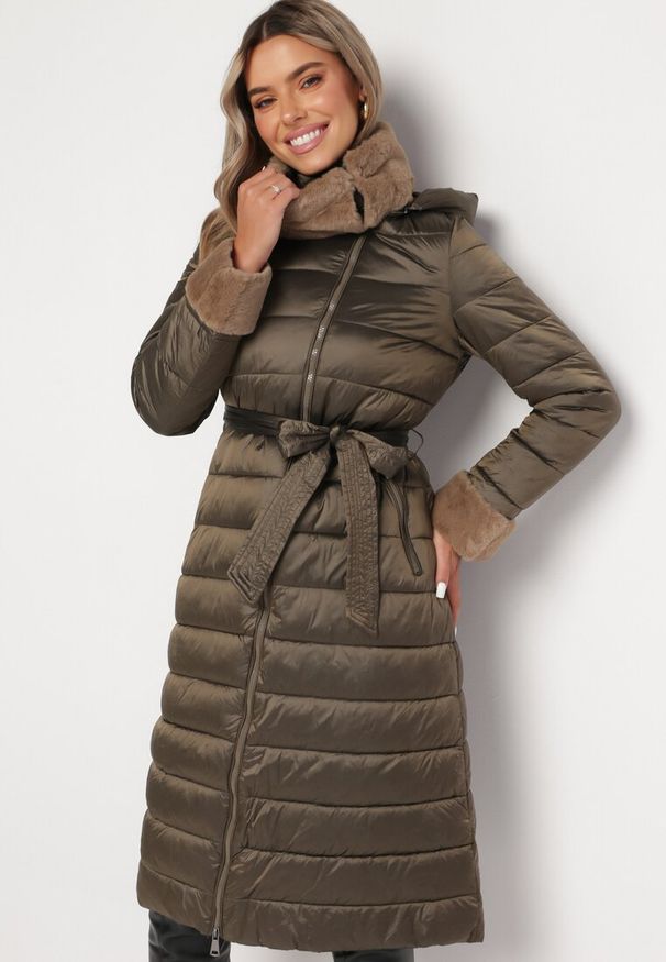 Born2be - Ciemnobrązowa Kurtka Pikowana Płaszcz za Kolano z Odpinanym Kapturem i Sztucznym Futerkiem Ascendia. Kolor: brązowy. Materiał: futro