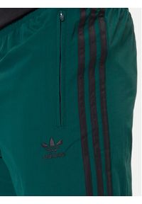 Adidas - adidas Spodnie dresowe adicolor Woven Firebird JY1335 Zielony Regular Fit. Kolor: zielony. Materiał: syntetyk