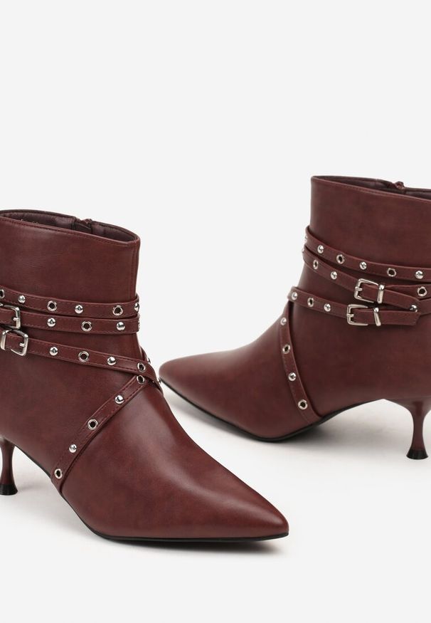 Renee - Bordowe Botki na Niskim Obcasie z Ozdobnymi Paseczkami z Nitami i Sprzączkami Lobelina. Okazja: na co dzień. Zapięcie: sprzączka. Kolor: czerwony. Materiał: jeans. Szerokość cholewki: normalna. Obcas: na obcasie. Styl: casual, rockowy, elegancki. Wysokość obcasa: niski