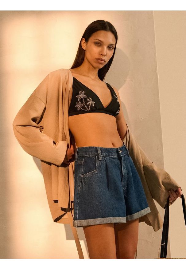 Sinsay - Szorty jeansowe mom high waist z zakładkami - niebieski. Stan: podwyższony. Kolor: niebieski. Materiał: jeans