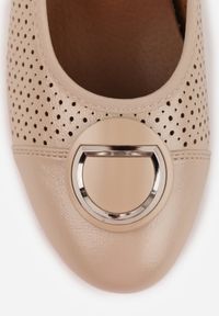 Born2be - Beżowe Ażurowe Czółenka na Słupku ze Skórzaną Wkładką i Ozdobnym Noskiem Cezelia. Okazja: na co dzień. Kolor: beżowy. Materiał: skóra. Wzór: ażurowy. Obcas: na słupku. Styl: casual, elegancki #2