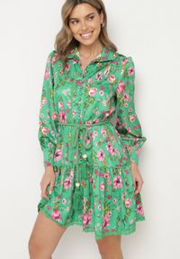 Born2be - Zielona Koszulowa Sukienka ze Stójką i Falbanką Madalyn. Typ kołnierza: kołnierzyk stójkowy. Kolor: zielony. Materiał: koronka. Typ sukienki: koszulowe #2