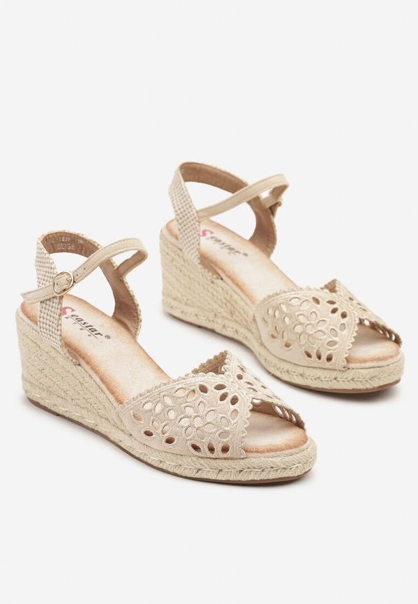 Renee - Beżowe Sandały na Koturnie z Plecionki z Ażurową Cholewką Fevolesse. Okazja: na spacer, na co dzień. Zapięcie: pasek. Kolor: beżowy. Wzór: ażurowy. Obcas: na koturnie. Styl: casual, elegancki, klasyczny