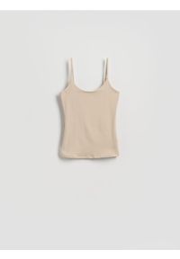 Reserved - Gładki top na ramiączkach - beżowy. Kolor: beżowy. Materiał: dzianina. Długość rękawa: na ramiączkach. Wzór: gładki