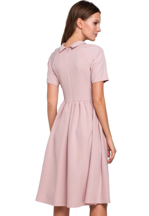 Sukienki.shop - Elegancka rozkloszowana sukienka z wywiniętą stójką różowa. Okazja: do pracy. Typ kołnierza: kołnierzyk stójkowy. Kolor: czerwony, różowy. Styl: elegancki