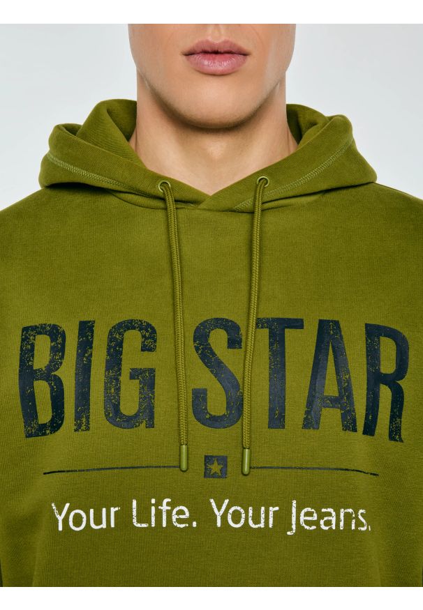Big-Star - bluza męska z kapturem z logo big star zielona ashlyno 301. Typ kołnierza: kaptur. Kolor: zielony. Materiał: dzianina. Wzór: napisy. Styl: sportowy