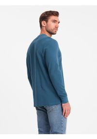 Ombre Clothing - Longsleeve męski z dzianiny waflowej zapinany pod szyją – niebieski denim V4. Okazja: na co dzień. Typ kołnierza: typu henley. Kolor: niebieski. Materiał: denim, dzianina. Długość rękawa: długi rękaw. Długość: długie. Styl: casual #5