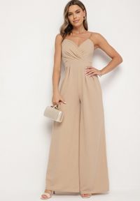Born2be - Ciemnobeżowy Kombinezon z Trójkątnym Dekoltem na Cienkich Ramiączkach Iliantia. Kolor: beżowy. Materiał: tkanina. Długość rękawa: na ramiączkach. Sezon: lato #5