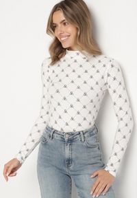 Born2be - Biała Bawełniana Bluzka z Półgolfem Typu Longsleeve z Geometrycznym Wzorem Tilianna. Okazja: na imprezę, na spotkanie biznesowe, do pracy, na co dzień. Kolor: biały. Materiał: bawełna. Długość rękawa: długi rękaw. Wzór: geometria. Styl: klasyczny, biznesowy, casual, elegancki