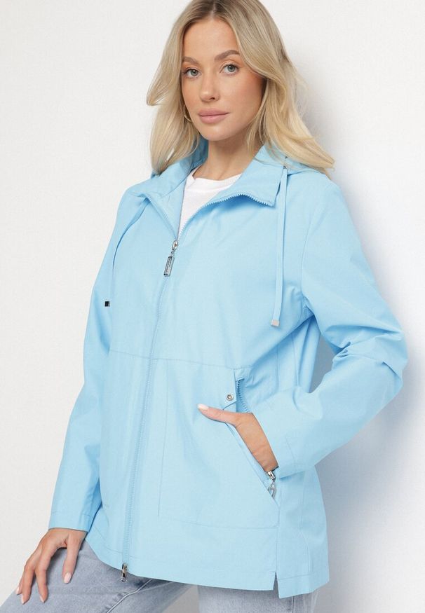 Born2be - Jasnoniebieska Kurtka Typu Wiatrówka z Odpinanym Kapturem Ndivoria. Okazja: na spacer, na co dzień. Kolor: niebieski. Materiał: jeans. Styl: sportowy, casual