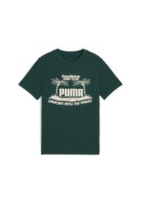 Puma - Młodzieżowa koszulka Mid 90s z grafiką PUMA Dark Myrtle Green. Kolor: zielony. Materiał: guma. Wzór: nadruk, napisy. Sezon: lato. Sport: joga i pilates