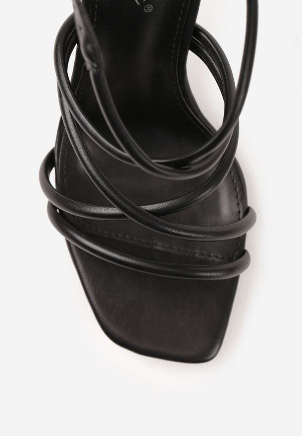 Born2be - Czarne Sandały na Geometrycznej Szpilce z Kwadratowym Noskiem Myssesis. Okazja: na co dzień. Zapięcie: sprzączka. Kolor: czarny. Wzór: geometria. Sezon: lato. Styl: wizytowy, casual, elegancki