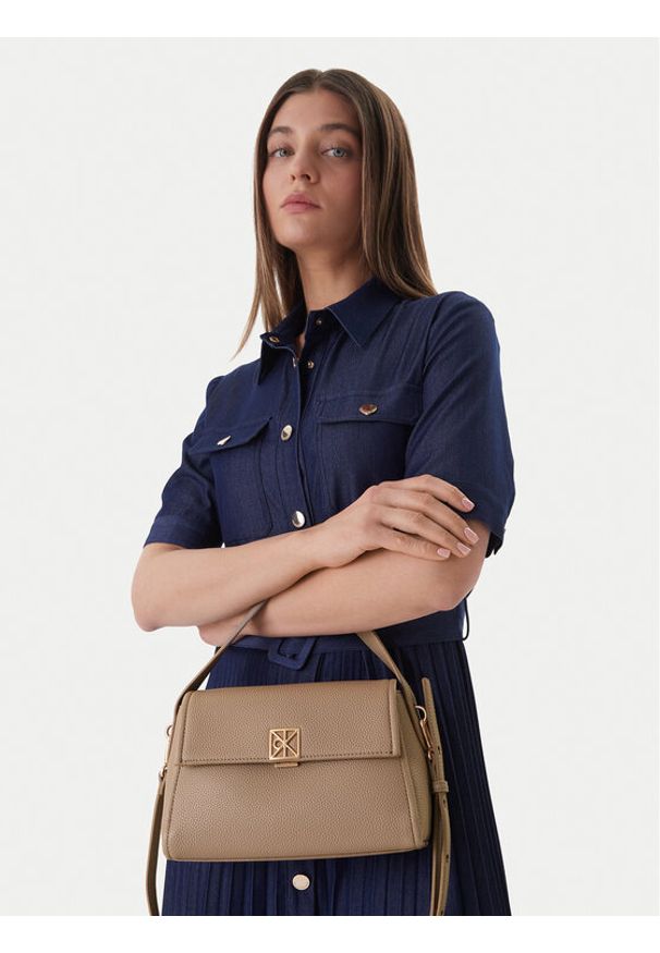 Calvin Klein Torebka Emblem Hw Pebble Shoulder Bag 25 LV04F3425G Beżowy. Kolor: beżowy. Materiał: skórzane