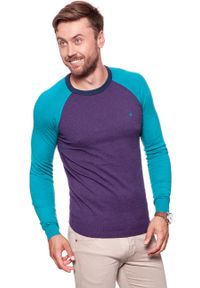 Wrangler - MĘSKI SWETER WRANGLER RAGLAN KNIT PURPLE PENNANT W86152PWT. Kolor: fioletowy. Długość rękawa: raglanowy rękaw. Wzór: aplikacja #5