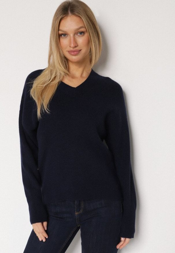Born2be - Granatowy Sweter z Domieszką Kaszmiru z Dekoltem w Serek Feralaine. Okazja: na spotkanie biznesowe, na co dzień. Typ kołnierza: dekolt w serek. Kolor: niebieski. Materiał: kaszmir. Styl: klasyczny, biznesowy, casual, elegancki