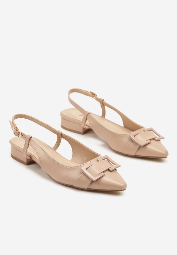 Renee - Beżowe Sandały Typu Slingback Ozdobione Klamrą Zelfia. Okazja: na spotkanie biznesowe, do pracy. Zapięcie: klamry. Kolor: beżowy. Materiał: jeans. Wzór: aplikacja. Sezon: lato, wiosna. Styl: biznesowy