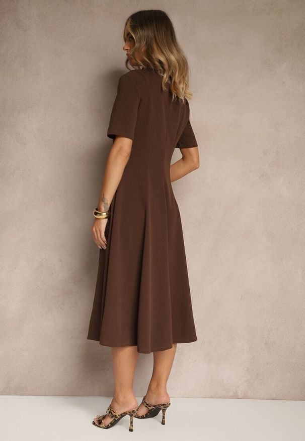 Renee - Brązowa Sukienka Rozkloszowana o Taliowanym Fasonie Telaswena. Okazja: na randkę, na ślub cywilny, na wesele. Kolor: brązowy. Materiał: tkanina, skóra. Styl: elegancki