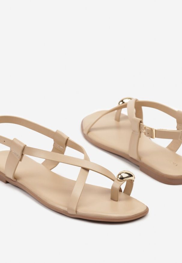 Born2be - Beżowe Sandały Japonki Vices z Ozdobą na Palcu Vevilia. Okazja: na co dzień, na randkę, na spacer. Zapięcie: pasek. Kolor: beżowy. Materiał: len. Wzór: aplikacja. Sezon: lato. Styl: casual, klasyczny