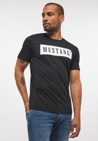 Mustang - MUSTANG STYLE ALEX C LOGO TEE MĘSKI T-SHIRT KOSZULKA NADRUK BLACK 1013223 4142. Okazja: do pracy, na co dzień. Materiał: bawełna, jeans, skóra. Długość rękawa: krótki rękaw. Długość: krótkie. Wzór: nadruk. Styl: klasyczny, casual, elegancki